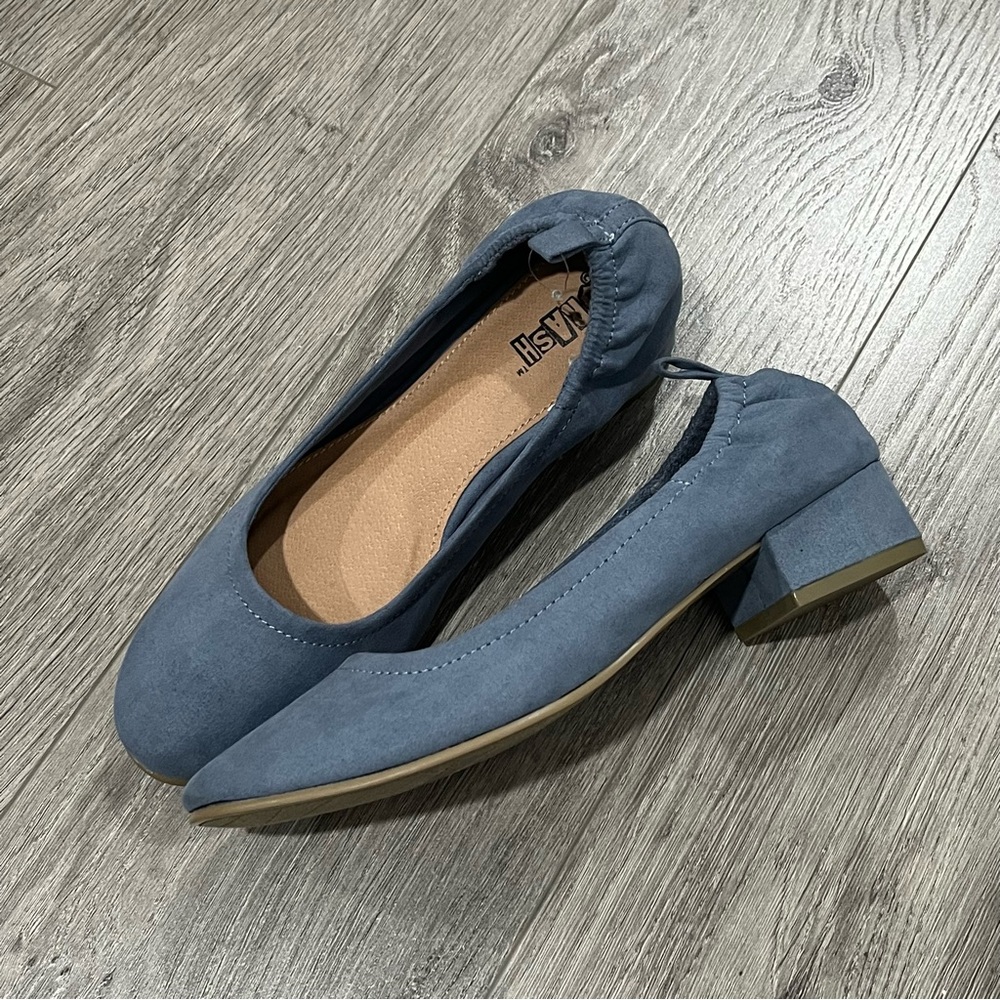 **SOLD** Round Toe Block Heels - Picture 3 of 4